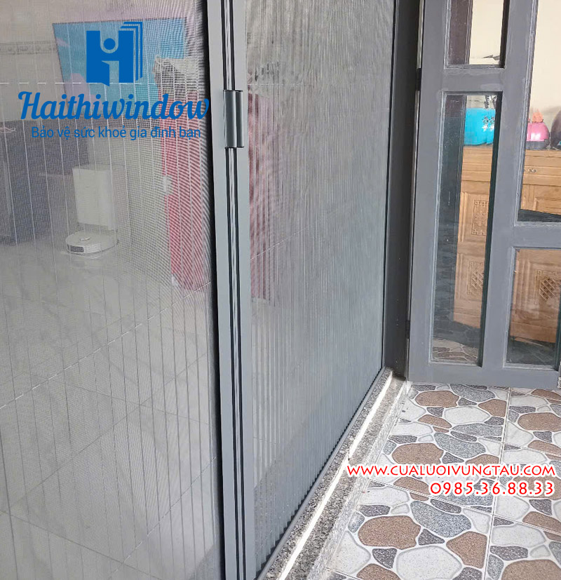 Cửa lưới chống muỗi xếp lắp tại An Ngãi Long Điền cho cửa đi chính