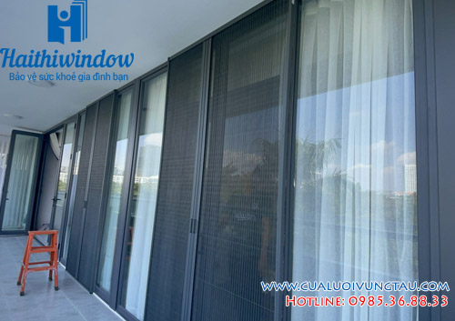 cửa lưới xếp chống muỗi lắp đặt cho cửa đi